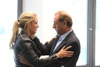 SOKO Wien – Oberst Otto Dirnberger (Dietrich Siegl) ist froh, dass Gruppeninspektorin Penny Lanz (Lilian Klebow) nichts passiert ist.