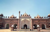 Stadt Land Kunst – Vier Autostunden südlich von Neu-Delhi liegt Agra, die ehemalige Hauptstadt des Mogulreiches. Berühmt ist sie für das Taj Mahal, ein Mausoleum aus weißem Marmor, das Mogul Shah Jahan für seine große Liebe errichten ließ.