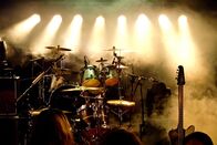 Sound@V 2025 - Der Musikpreis des ORF Vorarlberg – Musikinstrumente, Schlagzeug und eine Gitarre auf einer Bühne