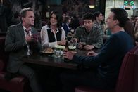 How I Met Your Mother – Während Ted (Josh Radnor, 2.v.r.) sich als Sitter für das Baby von Marshall (Jason Segel, r.) und Lily zur Verfügung stellt, versucht Robin (Cobie Smulders, 2.v.l.) alles, um Barney (Neil Patrick Harris, l.) zurückzugewinnen ...
