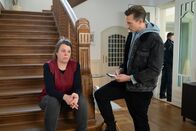 SOKO Leipzig – Die Reinigungskraft Carola Lenow (Berit Künnecke, l.) weiß über den toten Arzt nur Gutes zu berichten. Dabei habe er es privat eher schwer gehabt.