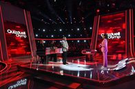 Quizduell-Olymp – Quizmasterin Esther Sedlaczek (r.) mit den Kandidat:Innen des Teams "Schweiger": Der Schauspielerin Luna Schweiger (l.) und ihrem Vater, dem Schauspieler Til Schweiger (2.v.l.), sowie dem Quizprofi Eckard Freise (M.).