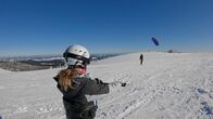 pur+ – Laura will Snowkiten lernen. Dafür muss sie erst einmal lernen und üben, wie man einen Kite fliegen lässt und lenken kann. Das ist nämlich eine Herausforderung für sich.
