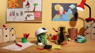 Sesamstraße – Wisch und Mop spielen auf dem Basteltisch.