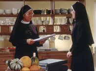 Um Himmels Willen – Schwester Hildegard (Andrea Sihler, r.) hat heimlich einen Roman ü?ber ihr Leben als Nonne geschrieben. Sie zeigt Lotte (Jutta Speidel, l.) die Druckfahne.