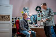 SOKO Leipzig – Moritz (Johannes Hendrik Langer, r.) hilft Jan (Marco Girnth, l.) dabei, in Lottes Zimmer Hinweise über ihren Verbleib zu finden.