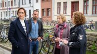 SOKO Wismar – Karoline Joost (Nike Fuhrmann, l.) macht sich schwere Vorwürfe. Sie hätte ihre Freundin nicht allein nach Hause gehen lassen dürfen, da diese bereits in der Bar unangenehm von einem Mann bedrängt wurde. Ihre besorgten Kolleginnen, Lars Pöhlmann (Dominic Boeer, 2.v.l.), Dr. Helene Sturbeck (Katharina Blaschke, 2.v.r.) und Paula Moorkamp (Stella Hinrichs, r.) versuchen, ihr in diesen schweren Momenten Kraft zu spenden.