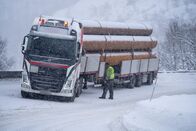 Ice Road Rescue - Extremrettung in Norwegen – Thord is on a solo mission to help a 50-ton truck and trailer filled with huge and heavy pipes. (National Geographic)