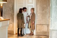 SOKO Potsdam – Kurze Zeit nach dem Mord an Dr. Deusser erwischen die Kommissarinnen Luna Kunath (Caroline Erikson, l.) und Sophie Pohlmann (Katrin Jaehne, r.) dessen Kollegen Dr. Go?rland (Andreas Nickl, M.) beim Versuch, das polizeilich versiegelte Büro seines ermordeten Kollegen zu betreten. Nun muss er Rede und Antwort stehen.