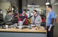 The Big Bang Theory – Eigentlich würde ein bisschen Sport nicht schaden. Zu dieser Erkenntnis kommen zumindest Howard (Simon Helberg, l.), Raj (Kunal Nayyar, 2.v.l.), Leonard (Johnny Galecki, 2.v.r.) und Sheldon (Jim Parsons, r.) ...