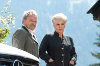 Der Bergdoktor – Das Trachtenunternehmen von Johanna Wiesgott (Maresa Hörbinger, r.) floriert auch dank der langjährigen Unterstützung ihres Assistenten Karl Riedel (Wolfram Berger, l.).