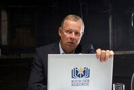 Der Rekordbeobachter – Streng und unbestechlich: Rekordbeobachter Marvin Feldman (Axel Milberg).