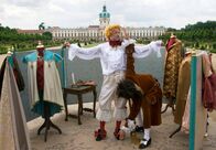 Des Kaisers neue Kleider – Von Kopf bis Fuß ein Kaiser (Matthias Brandt). Jakob (Sergej Moya) nimmt Maß – nach seiner ganz eigenen Methode.