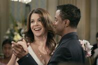 Gilmore Girls – Lorelai (Lauren Graham, l.) kann den Ball in ihrem Hotel dank ihres Mitarbeiters Michel (Yanic Truesdale, r.) genießen. Doch wie lange kann sie ihre eigenen Kindheitserinnerungen ausblenden?