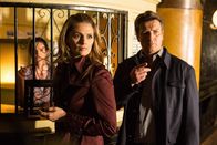 Castle – Nachdem sich der erste Verdacht nicht bestätigt hat, verfolgen Castle (Nathan Fillion, r.) und Beckett (Stana Katic, M.) eine neue Spur ...
