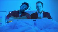 Männersache – v.li.: Hotte (Dieter Tappert) und Paul (Mario Barth) stehen Rudi im Krankenhaus bei.