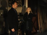 Elementary – Holmes (Jonny Lee Miller, l.) macht eine schreckliche Entdeckung. Doch was hat Irene (Natalie Dormer, r.) mit dem Fall Moriarty zu tun?
