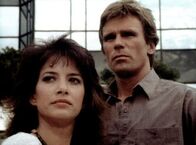 MacGyver – Chris (Doran Clark, l.) und MacGyver (Richard Dean Anderson, r.) beobachten Catlin bei seinem Schaukampf.