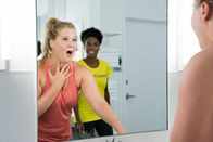 I Feel Pretty – Left to right: Renee Bennett (Amy Schumer) und Tasha (Sasheer Zamata)