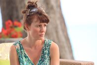 Death in Paradise – Sal (Amy Nuttall) war eine Freundin von Jenny. Sie scheint sehr betroffen von ihrem unerwarteten Tod zu sein. Allerdings hätte sie auch ein gutes Motiv gehabt, um ihre Freundin zu töten.