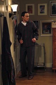 The Big Bang Theory – Nachdem bei Sheldon und Leonard eingebrochen worden ist, fühlt sich Sheldon (Jim Parsons) nicht mehr sicher ...