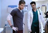 Atlanta Medical – Dr. Conrad Hawkins (Matt Czuchry, l.); Dr. Devon Pravesh (Manish Dayal, r.)