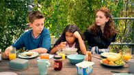 Die Pfefferkörner – Moritz (Jan Friedrichsen) und Leo (Charlotte Farhadi, rechts) versuchen, Amy (Melody Rose) nach dem Diebstahl ihrer Hörgeräte aufzumuntern.