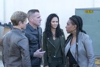 MacGyver – MacGyver (Lucas Till, l.), Jack (George Eads, 2.v.l.) und Riley (Tristin Mays, 2.v.r.) sind einem Gesuchten dicht auf den Fersen, doch auch die Kopfgeldjäger um Mama Colton (Sheryl Lee Ralph, r.) haben es auf diesen lukrativen Fang abgesehen ...