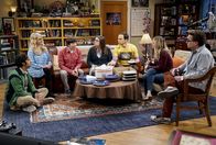 The Big Bang Theory – (v.l.n.r.) Raj (Kunal Nayyar); Bernadette (Melissa Rauch); Howard (Simon Helberg); Amy (Mayim Bialik); Sheldon (Jim Parsons); Penny (Kaley Cuoco); Leonard (Johnny Galecki)