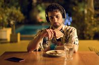 All You Need – Stulle statt Candlelight-Dinner: Levo (Arash Marandi) hat sich die Zweisamkeit anders vorgestellt.