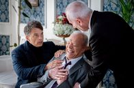 Sturm der Liebe – Werner (Dirk Galuba, M.) erleidet vor Roberts (Lorenzo Patané, l.) und Alfons' (Sepp Schauer, r.) Augen einen Schwächeanfall.