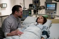 Nachtschicht – Die im Koma liegende Komikerin Carlotta (Tabita Johannes, r.) wird vom engagierten Krankenpfleger Salvatore (Aurel Manthei, l.) gepflegt.