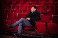 Elementary – Der Körper einer Balletttänzerin wurde mit einer scharfen Klinge durchtrennt. Sherlock Holmes (Jonny Lee Miller) macht sich im Zuschauerraum des Theaters seine Gedanken über die Tanztruppe - könnte der Mörder unter den Kollegen der Tänzerin zu finden sein?