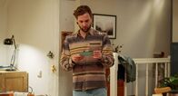 Rote Rosen – ARD ROTE ROSEN FOLGE 4400 Uhr im ERSTEN. Simon (Thore Lüthje) erhält einen Brief von Valerie. Wird er ihn öffnen?