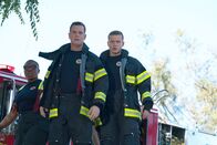 9-1-1 Notruf L.A. – Aisha Hinds (Henrietta Wilson), Peter Krause (Bobby Nash), Oliver Stark (Evan Buckley).