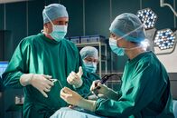In aller Freundschaft – Brosi erweist sich bei der OP als genauso gut, wie sein Ruf, bis ihn ein Krampf in der Hand dazu zwingt die OP an Lea abzugeben.