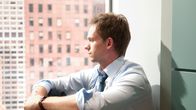 Suits – Zwischen Loyalität und Eigenverantwortung: Mike (Patrick J. Adams) gerät ins Grübeln, als berufliche und private Konflikte unaufhaltsam aufeinanderprallen. Seine Vergangenheit holt ihn ein – und gefährdet seine Zukunft.