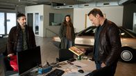 Tatort – Der verschwundene Joe Glauning (Andrei Viorel Tacu) hat in einem Autohaus gearbeitet; (v.li.) Mario Schmitt (Denis Moschitto), Lynn de Baer (Gaite Jansen) und Falke (Wotan Wilke Möhring) ermitteln in den Niederlanden.