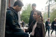 Polizeiruf 110 – Mahdi (Mohamed Issa) begrüßt Nadira (re., Eman Dwagy) und Halime (Tahani Salim).