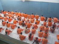 Lockdown - Hinter Gittern – Lockdown blickt hinter die Mauern des Hillsborough County Jail in Florida mit knapp 4000 Häftlingen und seinem Gefängnispersonal, das ständigen hinterhältigen Angriffen der gefährlichen Insassen ausgeliefert ist ...