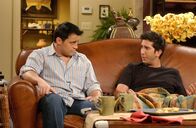 Friends – Da Joey (Matt LeBlanc, l.) wissen möchte wie Ross (David Schwimmer, r.) zu Rachel steht, fühlt er ihm auf den Zahn ...