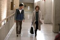 Die UFO-Verschwörung – Derek (Alex Sharp, l.); Professor Hendricks (Gillian Anderson, r.)