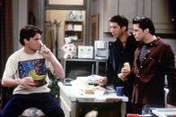 Friends – (v.l.n.r.) Chandler Bing (Matthew Perry); Ross Geller (David Schwimmer); Joey Tribbiani (Matt LeBlanc)