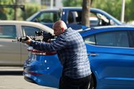 The Rookie – Bei einer Verfolgung eröffnet der Verdächtige das Feuer auf ein Polizeiauto.