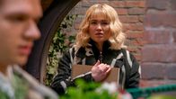 Rote Rosen – Als Marvin (Maurice Pawlewski) Bedenken äußert, Charlotte (Malene Becker) könne zu sensibel für die Modewelt sein, fühlt sich Charlotte eingeengt.; ARD ROTE ROSEN FOLGE 4023 Uhr im ERSTEN. Als Marvin (Maurice Pawlewski) Bedenken äußert, Charlotte (Malene Becker) könne zu sensibel für die Modewelt sein, fühlt sich Charlotte eingeengt.