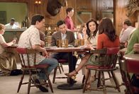 Fresh off the Boat – (im Uhrzeigersinn sitzend): Louis Huang (Randall Park); Julius (Reggie Lee); Elaine (Ming-Na Wen); Jessica Huang (Constance Wu)