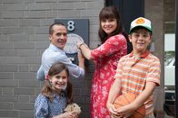 Immer wieder anders – Jan (Barnaby Metschurat, links) und Katja (Katharina Wackernagel, 2.v. rechts) sind mit ihren beiden Kindern Jakob (Mindor Behrens) und Elisa (Marleen Quentin) in ihr neues Haus eingezogen.