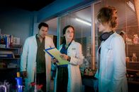 Die Inselärztin – Dr. Daniel Bucher (Tobias Licht), Dr. Filipa Wagner (Anja Knauer) und die Labortechnikerin Sarah (Sophie Pfenningstorf).