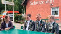 Dingenskirchen – Ina Jäckel mit Jungschützen.; NDR Fernsehen DINGENSKIRCHEN, "Traditionen - beim Schützenfest" Uhr. Ina Jäckel mit Jungschützen.
