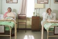 Father Brown – Mrs. McCarthy (Sorcha Cusack, l.) und Lady Felicia (Nancy Carroll, r.) stehen noch immer unter Schock von ihrem Autounfall. Aufgrund ihrer Verletzungen sind sie die nächsten Tage ans Bett gefesselt.